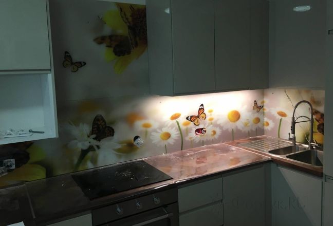 Фартук для кухни фото: бабочки на ромашках, заказ #КРУТ-1662, Белая кухня. Изображение 186368