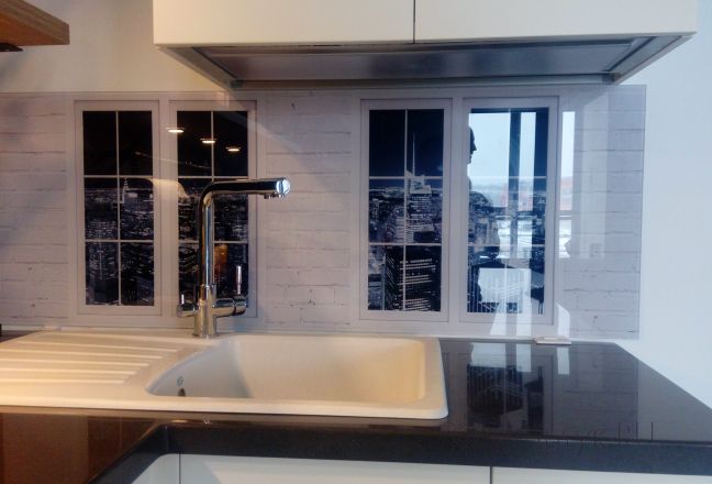 Фартук для кухни фото: белая кирпичная стена с окнами, заказ #ИНУТ-727, Белая кухня. Изображение 205924