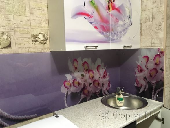 Фартук с фотопечатью фото: белые орхидеи и жемчужные бусы на темном фоне, заказ #КРУТ-299, Коричневая кухня.