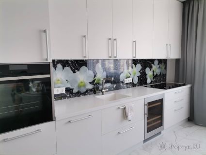 Фартук для кухни фото: белые орхидеи на черном фоне с каплями воды, заказ #ИНУТ-9778, Белая кухня.