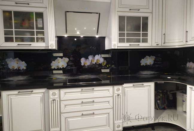 Фартук для кухни фото: белые орхидеи на камнях с отражением в воде, заказ #ИНУТ-8721, Белая кухня. Изображение 201106