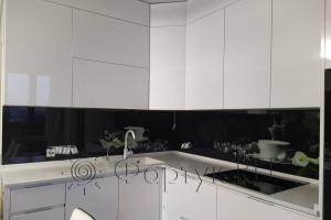 Фартук для кухни фото: белые цветы, чашки на черном фоне, заказ #ИНУТ-7619, Белая кухня.