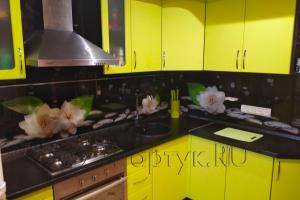 Скинали для кухни фото: белые цветы и черные камни , заказ #ИНУТ-6279, Зеленая кухня.