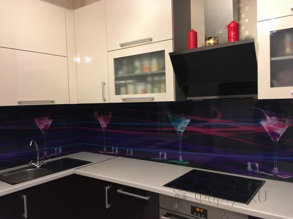 Скинали фото: бокалы на фоне разноцветных линий, заказ #КРУТ-409, Черная кухня.