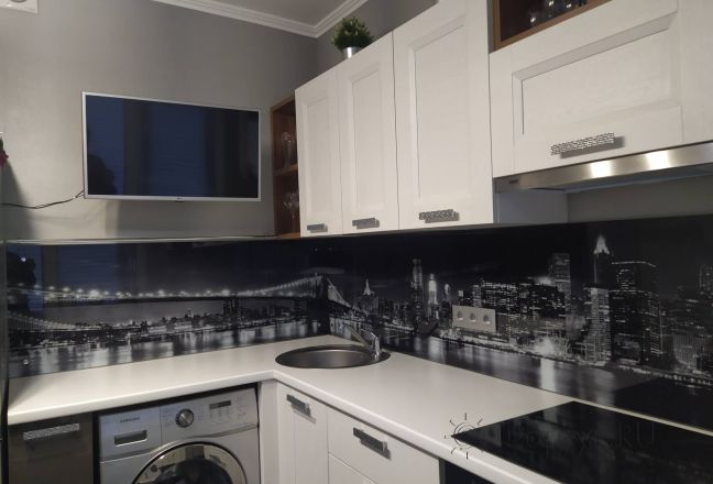 Фартук для кухни фото: (черно - белая панорама бруклинского моста ночью, заказ #ИНУТ-10905, Белая кухня. Изображение 334474