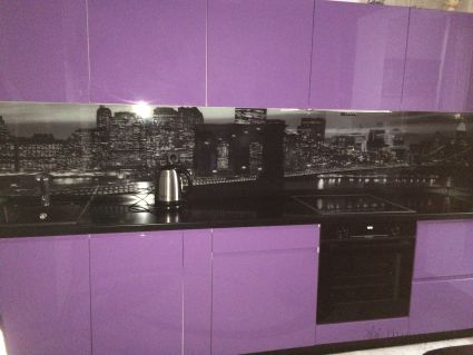 Фартук фото: черно-белый бруклин, заказ #ИНУТ-2325, Фиолетовая кухня.