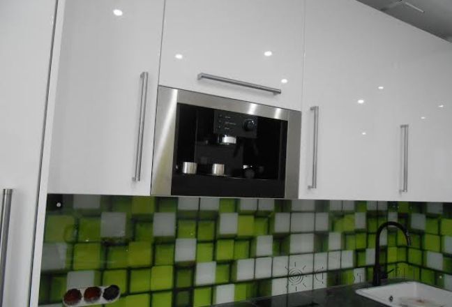 Фартук для кухни фото: дизайн с разноцветными кубиками. , заказ #SK-1114, Белая кухня. Изображение 110422