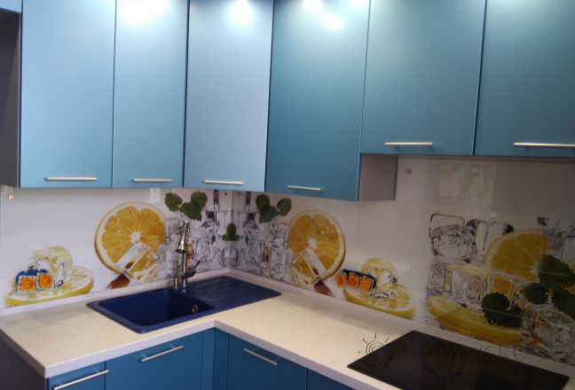 Стеклянная фото панель: дольки апельсина с кубиками льда, заказ #ИНУТ-779, Синяя кухня.