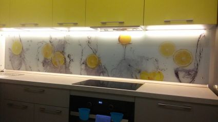 Скинали для кухни фото: дольки лимона в воде, заказ #ИНУТ-257, Желтая кухня.