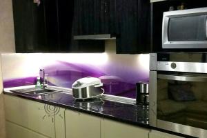 Фартук для кухни фото: фиолетовая абстрактная волна, заказ #УТ-1476, Белая кухня.