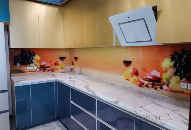 Стеклянная фото панель: фрукты и белое вино на желтом фоне, заказ #ИНУТ-10713, Синяя кухня. Изображение 132172