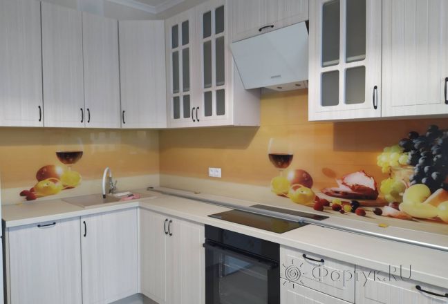 Фартук для кухни фото: фрукты и белое вино на желтом фоне, заказ #ИНУТ-10866, Белая кухня. Изображение 132172