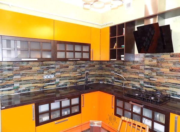 Фартук стекло фото: имитация каменной кладки, заказ #УТ-338, Оранжевая кухня.
