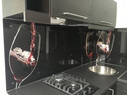 Скинали фото: красное вино льется по бокалам, заказ #КРУТ-589, Черная кухня.