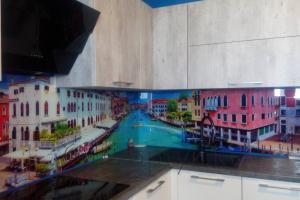 Стеновая панель фото: красочный канал гранде в венеции, панорамный вид, италия, заказ #ИНУТ-1187, Серая кухня.