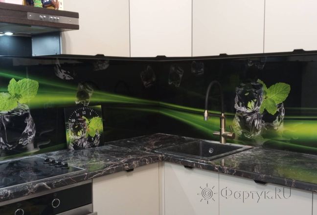 Фартук для кухни фото: кубики льда с ароматной мятой на черном фоне с зелеными волнами, заказ #ИНУТ-17191, Белая кухня. Изображение 300592