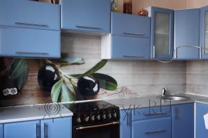 Стеклянная фото панель: маслины, заказ #ИНУТ-1681, Синяя кухня.