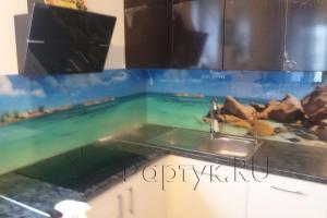 Фартук для кухни фото: морской пейзаж- камни,пальмы  и песок., заказ #КРУТ-040, Белая кухня.