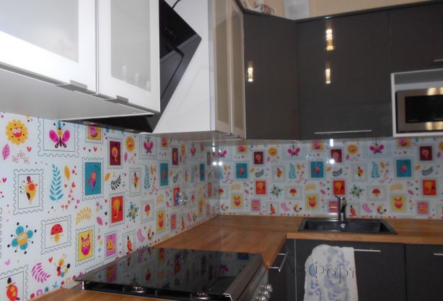 Стеновая панель фото: мультяшные марки, заказ #УТ-1536, Серая кухня. Изображение 112416