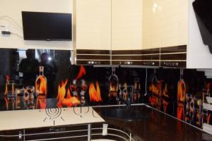 Фартук с фотопечатью фото: напитки и огонь., заказ #S-1098, Коричневая кухня.