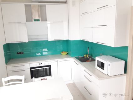 Фартук для кухни фото: однотонный цвет, заказ #КРУТ-1101, Белая кухня.