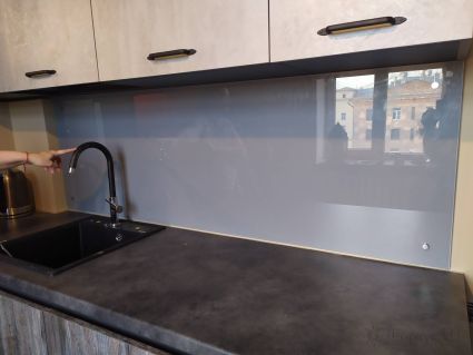 Стеновая панель фото: однотонный цвет, заказ #ИНУТ-4835, Серая кухня.