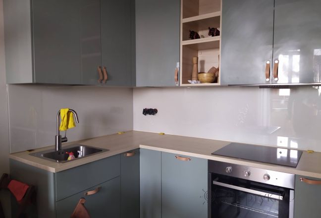 Стеновая панель фото: однотонный цвет, заказ #ИНУТ-8885, Серая кухня.