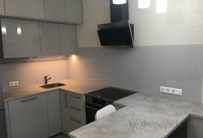 Стеновая панель фото: однотонный цвет, заказ #КРУТ-2713, Серая кухня.