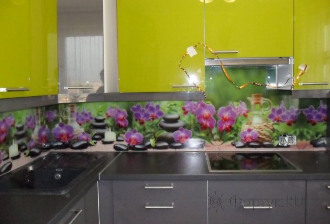 Скинали для кухни фото: орхидеи на камнях на фоне зелени., заказ #S-1201, Зеленая кухня. Изображение 111306
