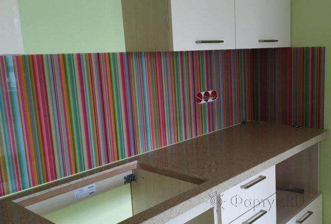 Фартук для кухни фото: разноцветные вертикальные линии, заказ #ИНУТ-3802, Белая кухня. Изображение 110542