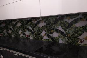 Фартук с фотопечатью фото: рисованные зеленые листья, заказ #ИНУТ-4692, Коричневая кухня.