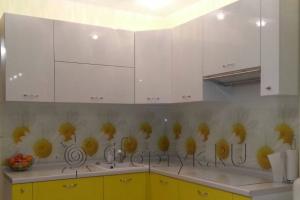 Скинали для кухни фото: ромашки на белом фоне., заказ #S-1123, Желтая кухня.