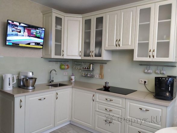 Фартук для кухни фото: скинали для угловой кухни - однотонный цвет, заказ #ИНУТ-5811, Белая кухня.
