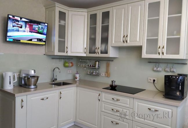 Фартук для кухни фото: скинали для угловой кухни - однотонный цвет, заказ #ИНУТ-5811, Белая кухня.