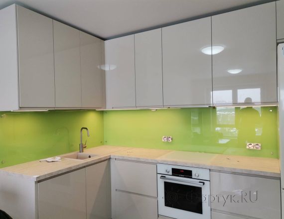 Фартук для кухни фото: скинали для угловой кухни - однотонный цвет, заказ #ИНУТ-8336, Белая кухня.