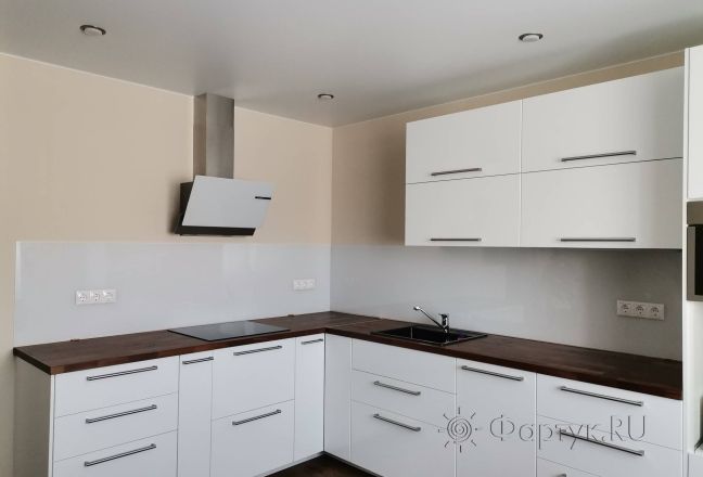 Фартук для кухни фото: скинали для угловой кухни - однотонный цвет, заказ #ИНУТ-8804, Белая кухня.