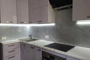 Фартук фото: текстура светлого мрамора, заказ #ИНУТ-9924, Фиолетовая кухня.