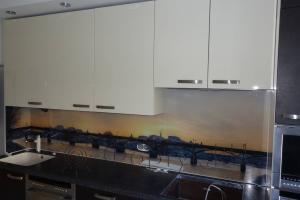 Фартук с фотопечатью фото: вечерняя панорама, заказ #S-1413, Коричневая кухня.