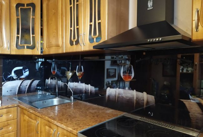 Фартук с фотопечатью фото: винные бочки, фужеры на черном фоне, заказ #ИНУТ-8720, Коричневая кухня. Изображение 113312