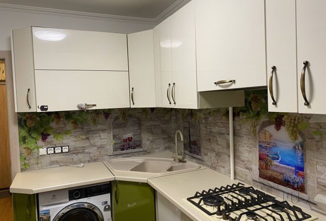 Скинали для кухни фото: вино и виноград на кирпичной стене, заказ #КРУТ-2881, Зеленая кухня. Изображение 197426
