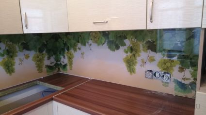 Фартук для кухни фото: виноград, заказ #КРУТ-019, Белая кухня.