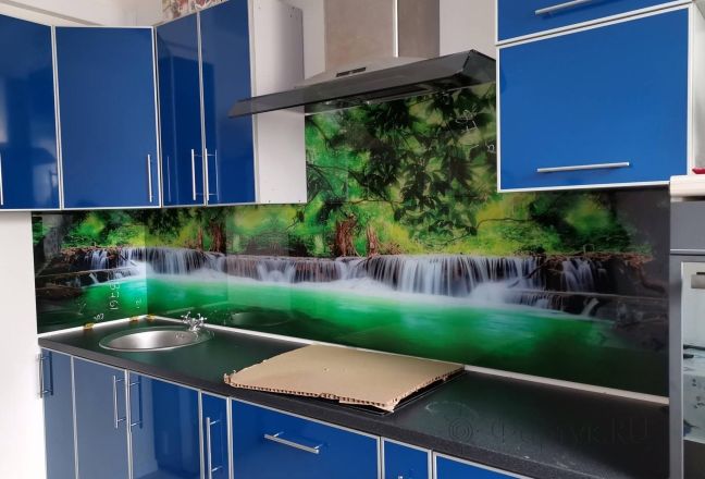 Стеклянная фото панель: водопад в лесу, заказ #ИНУТ-8761, Синяя кухня. Изображение 198372