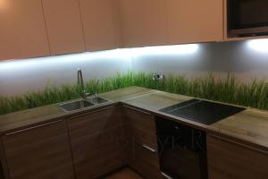 Фартук с фотопечатью фото: зеленая трава, заказ #КРУТ-2370, Коричневая кухня.