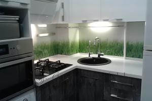 Фартук для кухни фото: зеленая трава на белом фоне, заказ #КРУТ-295, Белая кухня.