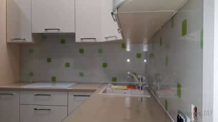 Фартук для кухни фото: зеленые квадраты на белом фоне, заказ #ИНУТ-2446, Белая кухня.