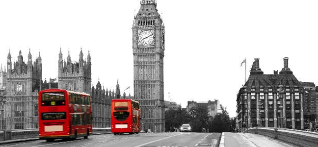 Изображение для скинали Черно-белый Лондон с красными автобусами