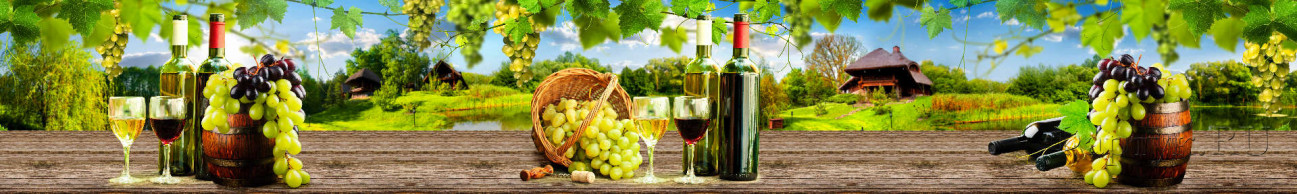 Скинали — Бокал вина и виноград на старом деревянном столе