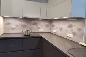 Фартук с фотопечатью фото: серо-белые круги и волны, заказ #ИНУТ-11044, Коричневая кухня.