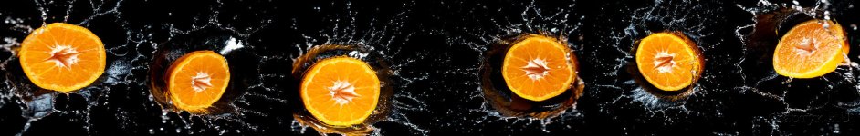 Скинали — Половинки апельсина в воде на черном фоне