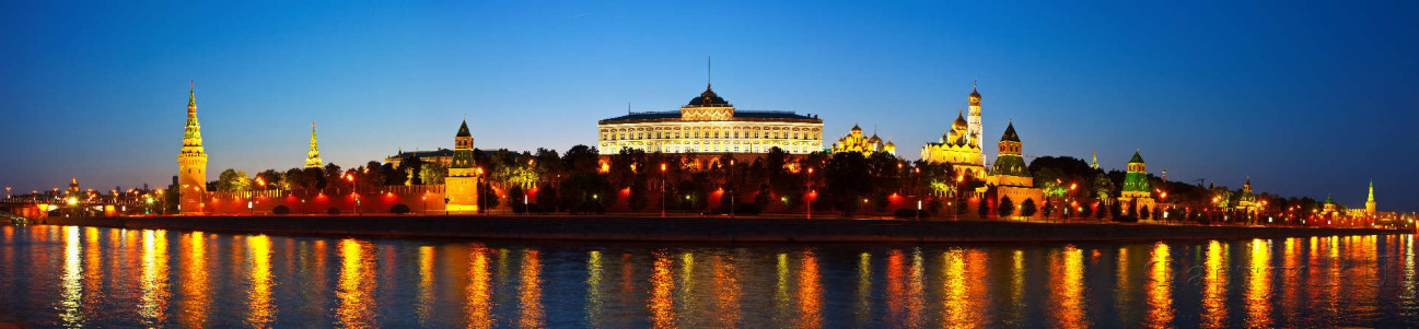 Скинали — Панорама Московского Кремля в летнюю ночь